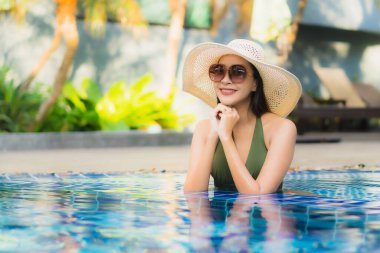 Güzel bir Asyalı kadın portresi. Tatilde dinlenmek için otel havuzunda dinleniyor.