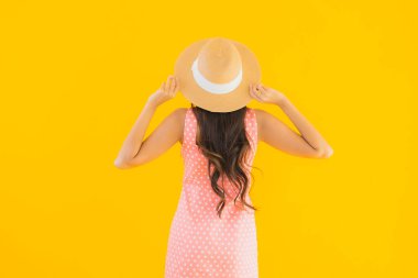 Güzel bir Asyalı kadın portresi mutlu bir gülümseme sarı izole edilmiş arka planda rahatla