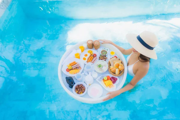 Porträt Schöne Junge Asiatische Frau Glücklich Lächeln Mit Schwimmenden Frühstück — Stockfoto