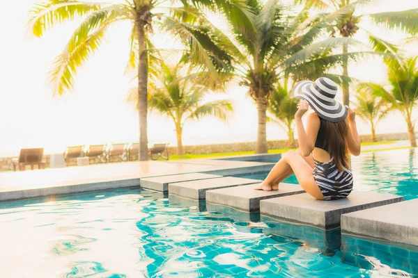 Retrato Bela Jovem Mulher Asiática Relaxar Redor Piscina Livre Hotel — Fotografia de Stock