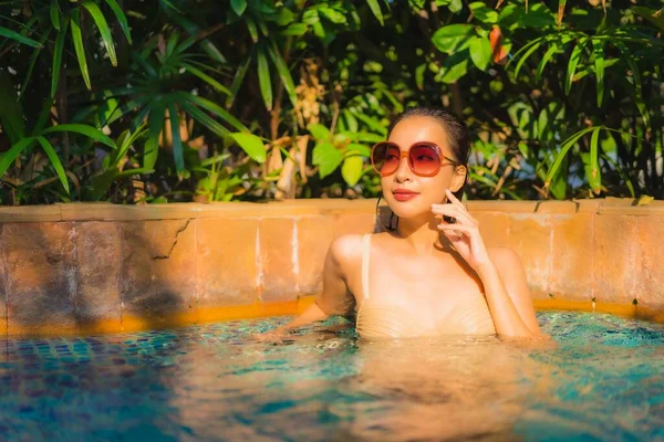 Portrait Schöne Junge Asiatische Frau Entspannen Rund Den Pool Hotel — Stockfoto