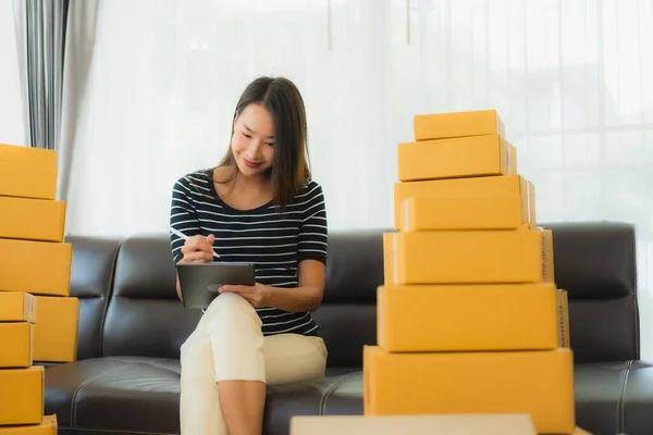 Portrait Beautiful Young Asian Woman Container Cardboard Parcel Box Packaging — Stock Photo, Image