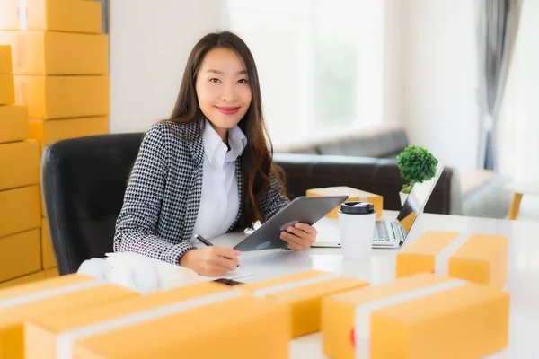 Portret Mooie Jonge Aziatische Zakenvrouw Werk Vanuit Huis Met Laptop — Stockfoto