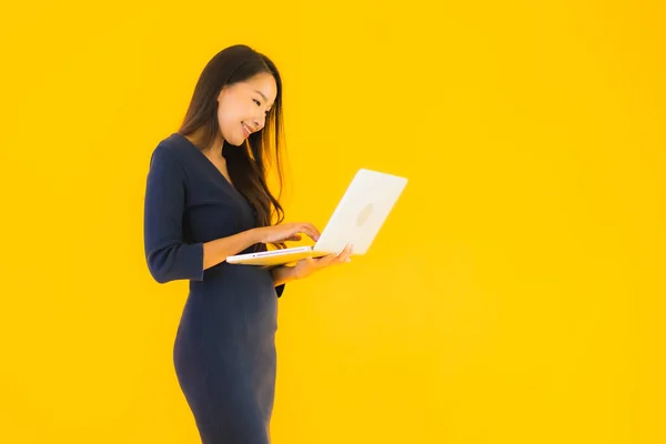 Bilgisayarı Bilgisayarı Sarı Izole Edilmiş Güzel Asyalı Kadın Portresi — Stok fotoğraf