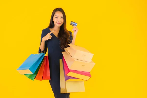 Retrato Hermosa Joven Asiática Mujer Con Bolsa Compras Tarjeta Crédito —  Fotos de Stock