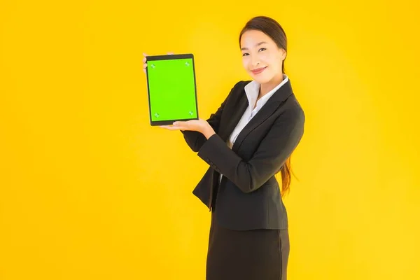 Retrato Hermosa Joven Asiática Mujer Feliz Sonrisa Con Tabletas Inteligentes — Foto de Stock