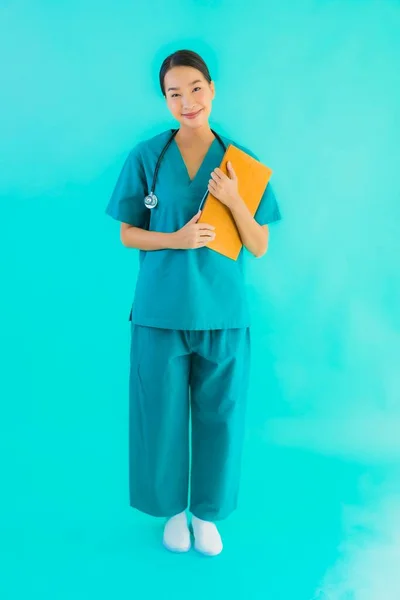 Porträtt Vackra Unga Asiatiska Läkare Kvinna Med Tom Papp För — Stockfoto