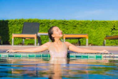 Güzel bir Asyalı kadın portresi. Rahatlayın. Rahatınıza bakın.