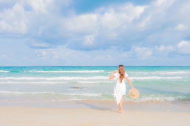 Güzel bir Asyalı kadının portresi. Rahatlayın. Gülümseyin.