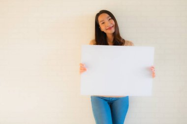 Güzel Asyalı genç kadınların portresi boş beyaz kart ve fotokopi alanı gösteriyor.