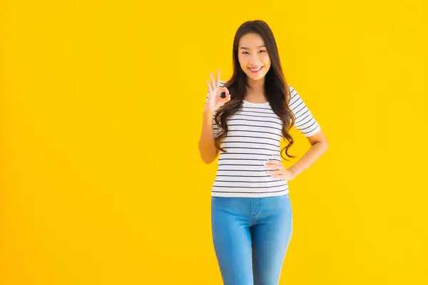 Retrato Bonito Jovem Asiático Mulher Sorriso Feliz Com Ação Amarelo — Fotografia de Stock