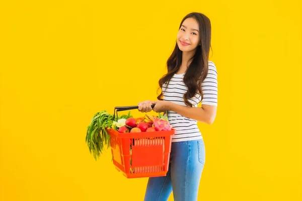 Ritratto Bella Giovane Donna Asiatica Con Cesto Della Spesa Carrello — Foto Stock