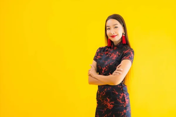 Porträt Schöne Junge Asiatische Frau Tragen Chinesisches Kleid Mit Aktion — Stockfoto