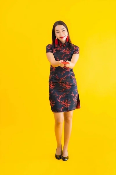 Πορτρέτο Όμορφη Νεαρή Ασιατική Γυναίκα Φορούν Κινέζικο Φόρεμα Ang Pao — Φωτογραφία Αρχείου