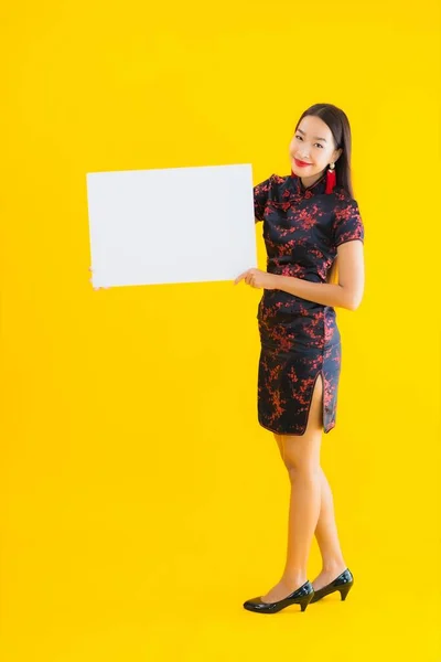 Πορτρέτο Όμορφη Νεαρή Ασιατική Γυναίκα Φορούν Κινέζικο Φόρεμα Δείχνουν Λευκό — Φωτογραφία Αρχείου