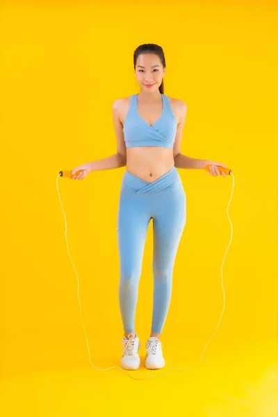 아름다운 아시아 여인의 초상화에는 위에서 운동할 준비가 밧줄이 운동화를 — 스톡 사진