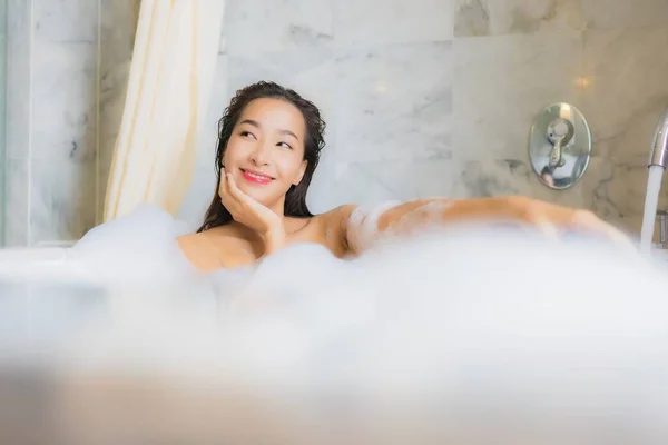 美丽动人的年轻亚洲女人在浴室的浴缸里洗澡时放松一下 — 图库照片