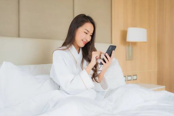 Porträt Schöne Junge Asiatin Mit Smartphone Schlafzimmer — Stockfoto