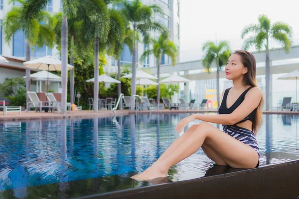 Retrato Hermosa Joven Mujer Asiática Ocio Relajarse Sonrisa Alrededor Piscina —  Fotos de Stock