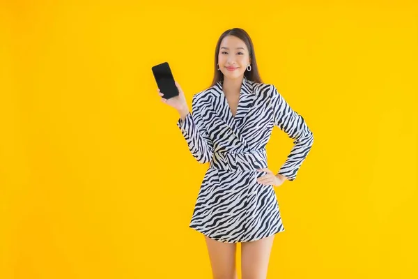 Retrato Bela Jovem Mulher Asiática Com Telefone Celular Inteligente Cartão — Fotografia de Stock