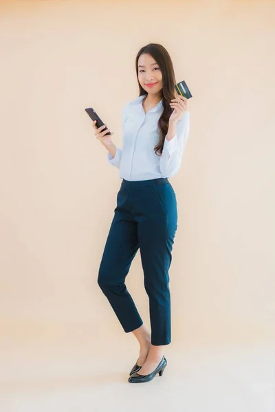 Retrato Bonito Jovem Negócio Asiático Mulher Com Telefone Cartão Crédito — Fotografia de Stock