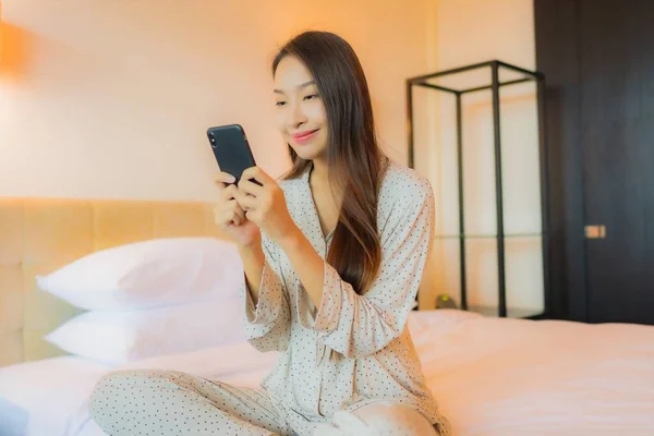 Retrato Hermosa Joven Mujer Asiática Cama Con Teléfono Móvil Inteligente — Foto de Stock