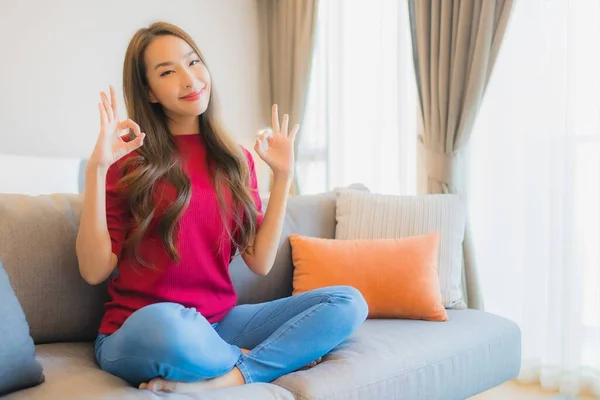 Retrato Hermosa Joven Mujer Asiática Relajarse Sonrisa Sofá Sala Estar — Foto de Stock