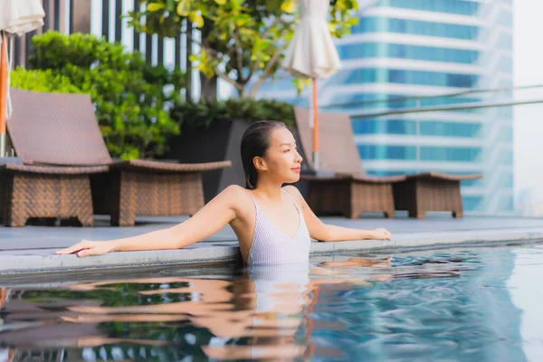 Portrait Belle Jeune Asiatique Femme Relax Sourire Loisirs Autour Piscine — Photo