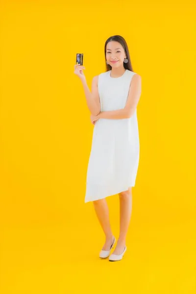 Çevrimiçi Alışveriş Için Kredi Kartı Olan Güzel Bir Asyalı Kadın — Stok fotoğraf