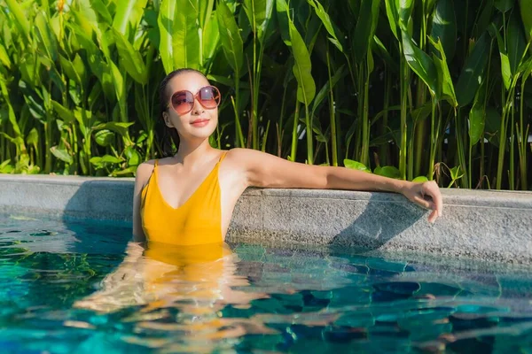 Retrato Bonito Jovem Asiático Mulher Relaxar Feliz Sorriso Redor Piscina — Fotografia de Stock