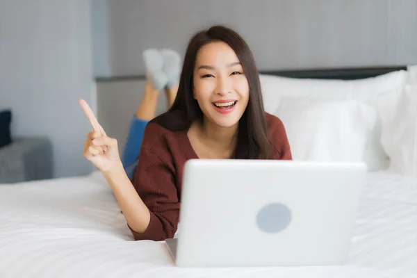 Porträt Schöne Junge Asiatische Frau Verwenden Computer Laptop Auf Bett — Stockfoto