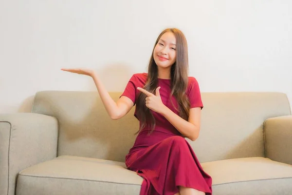 Retrato Hermosa Joven Mujer Asiática Relajarse Sofá Interior Sala Estar —  Fotos de Stock