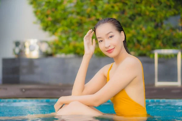 Retrato Bonito Jovem Asiático Mulher Relaxar Sorriso Lazer Redor Piscina — Fotografia de Stock