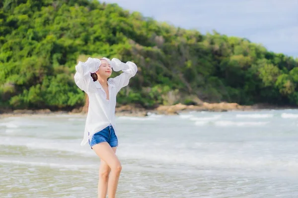 Portrait Beautiful Young Asian Woman Relax Smile Beach Sea Ocean — Stock Photo, Image