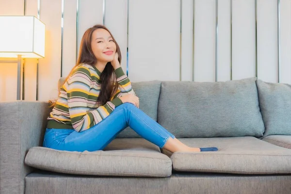 Retrato Bonito Jovem Asiático Mulher Sentar Sorriso Relaxar Sofá Sala — Fotografia de Stock