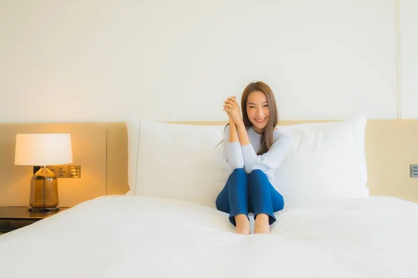 Porträt Schöne Junge Asiatische Frau Entspannen Lächeln Freizeit Auf Bett — Stockfoto