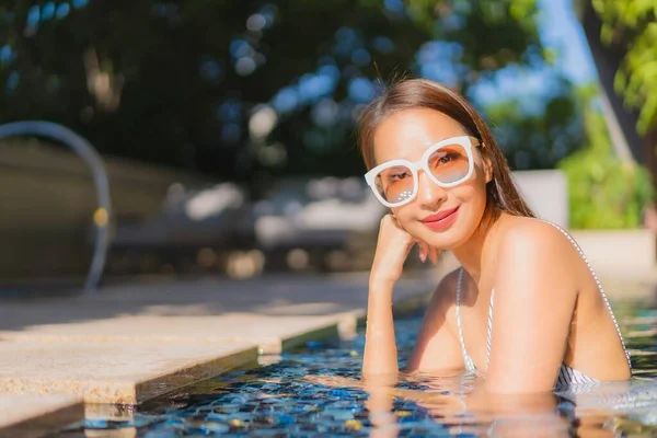 Retrato Bonito Jovem Asiático Mulher Sorriso Relaxar Lazer Torno Piscina — Fotografia de Stock