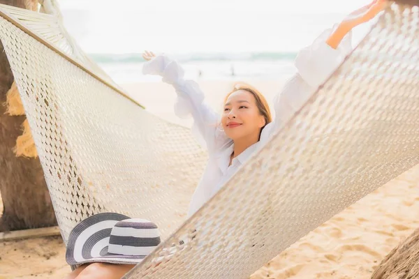 아름다운 여성이 휴가를 즐기기 바닷가 바다에서 해먹을 — 스톡 사진