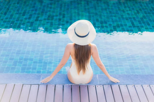 Retrato Bonito Jovem Asiático Mulher Relaxar Sorriso Lazer Redor Piscina — Fotografia de Stock