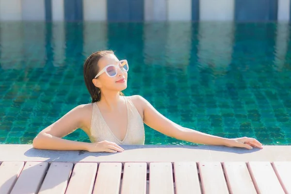 Retrato Hermosa Joven Asiática Mujer Relajarse Sonrisa Ocio Alrededor Aire —  Fotos de Stock