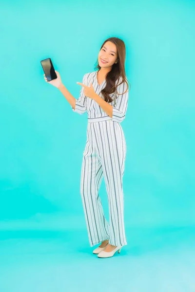Ritratto Bella Giovane Donna Asiatica Utilizzare Smart Cellulare Sfondo Blu — Foto Stock