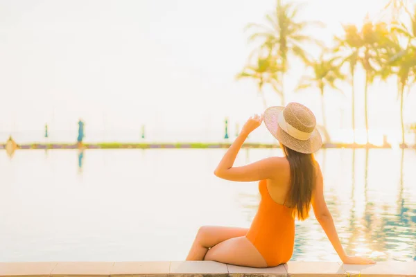 Retrato Bonito Jovem Asiático Mulher Relaxar Sorriso Lazer Redor Piscina — Fotografia de Stock