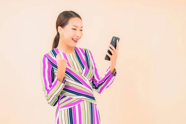 Porträt Schöne Junge Asiatische Frau Verwenden Smartphone Auf Farbe Isoliert — Stockfoto