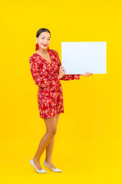 Portrait Beautiful Young Asian Woman Show Empty White Billboard Yellow — Stock Photo, Image