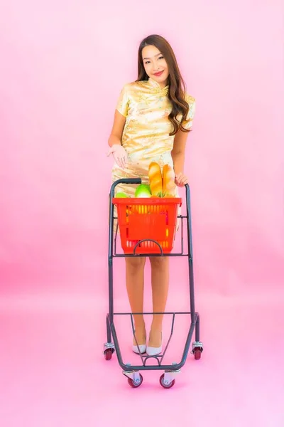 Retrato Bela Jovem Mulher Asiática Com Mercearia Cesta Carrinho Supermercado — Fotografia de Stock