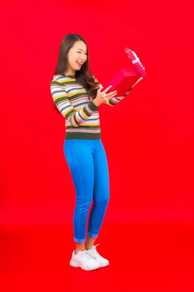 Retrato Bela Jovem Mulher Asiática Com Caixa Presente Vermelho Fundo — Fotografia de Stock