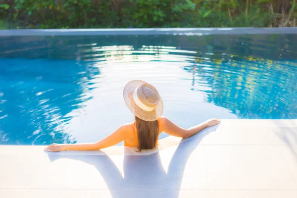 Retrato Hermosa Joven Mujer Asiática Disfrutar Relajarse Alrededor Piscina Para — Foto de Stock