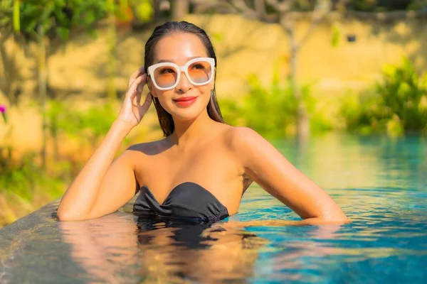 ポートレートの美しい若いアジアの女性はレジャー休暇のためのプールの周りのリラックスを楽しむ — ストック写真