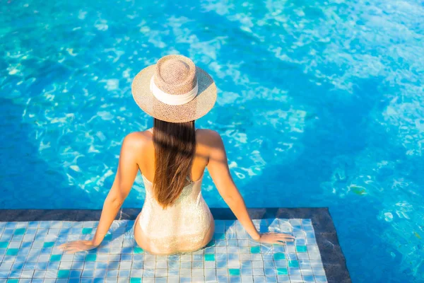 아름다운 여성이 리조트 수영장에서 휴가를 보내며 미소짓는 여가를 즐긴다 — 스톡 사진