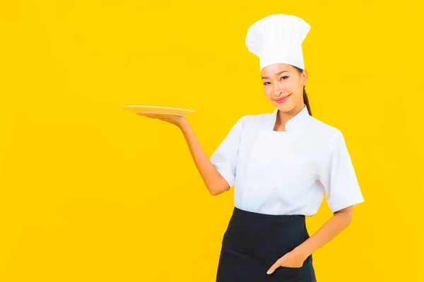 Ritratto Bella Giovane Asiatica Chef Donna Con Piatto Sfondo Giallo — Foto Stock